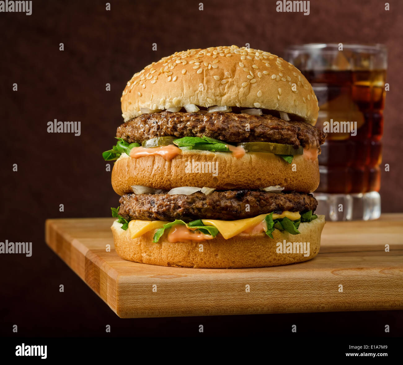 Double Cheeseburger mit cola Stockfoto