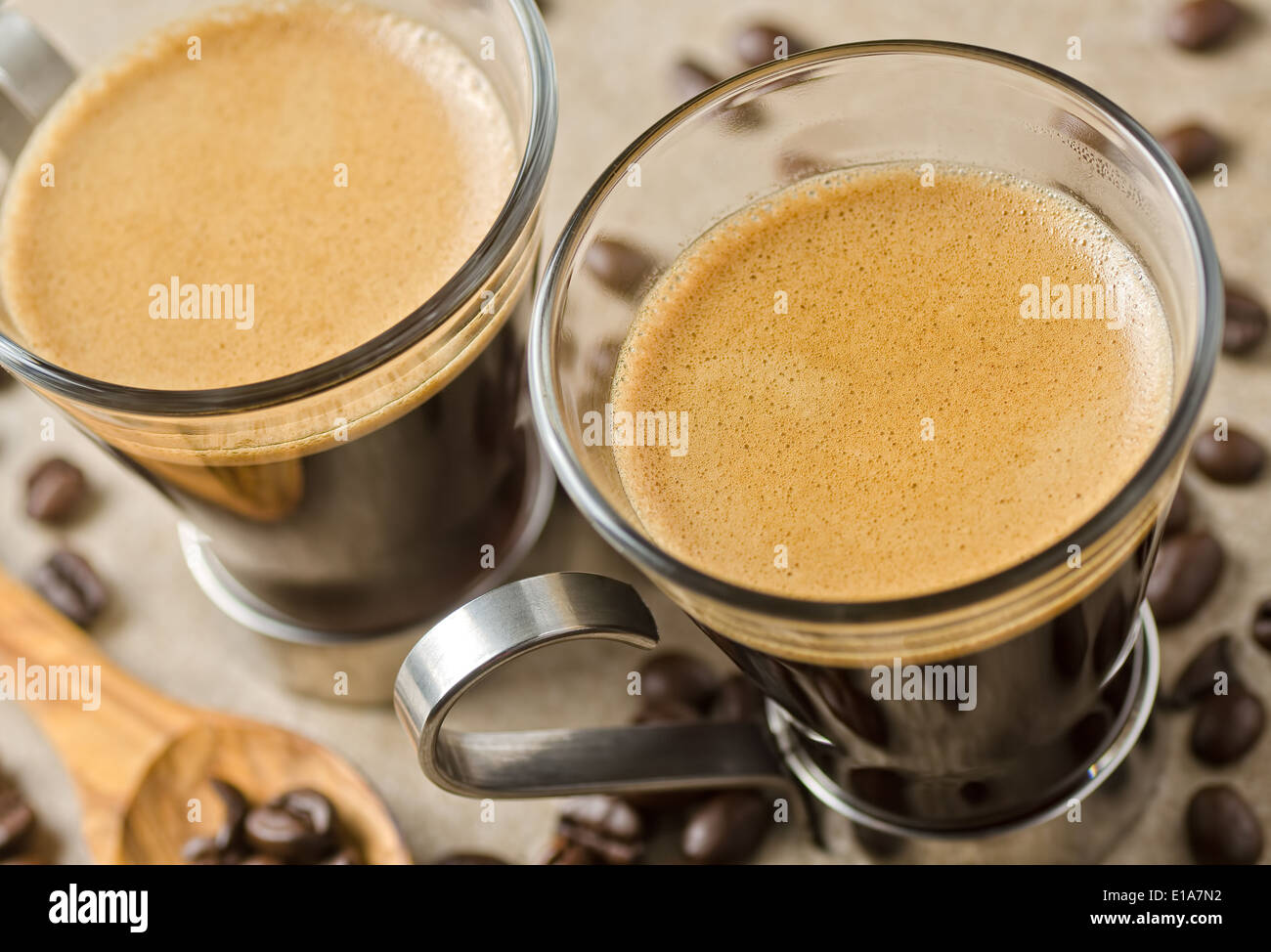 Zwei Tassen Kaffee mit gerösteten Kaffeebohnen frisch gebrühten Espresso. Stockfoto