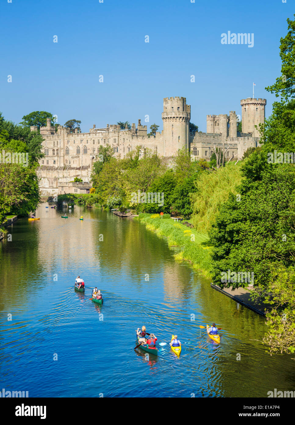 Touristische Kanus, Warwick Castle und Fluss Avon Warwick Warwickshire, England UK GB EU Europa Stockfoto