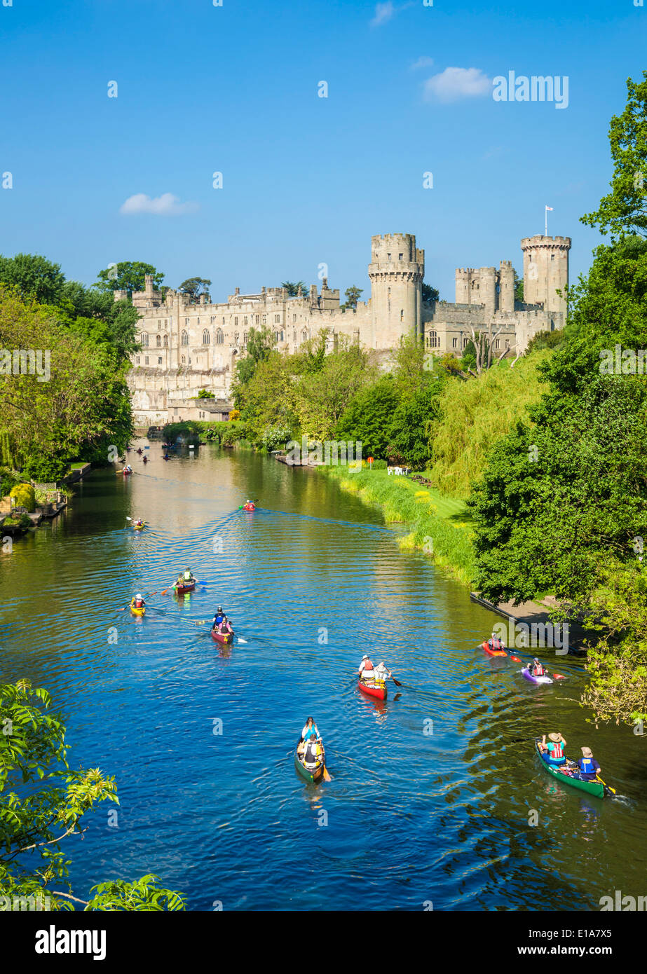 Touristische Kanus, Warwick Castle und Fluss Avon Warwick Warwickshire, England UK GB EU Europa Stockfoto