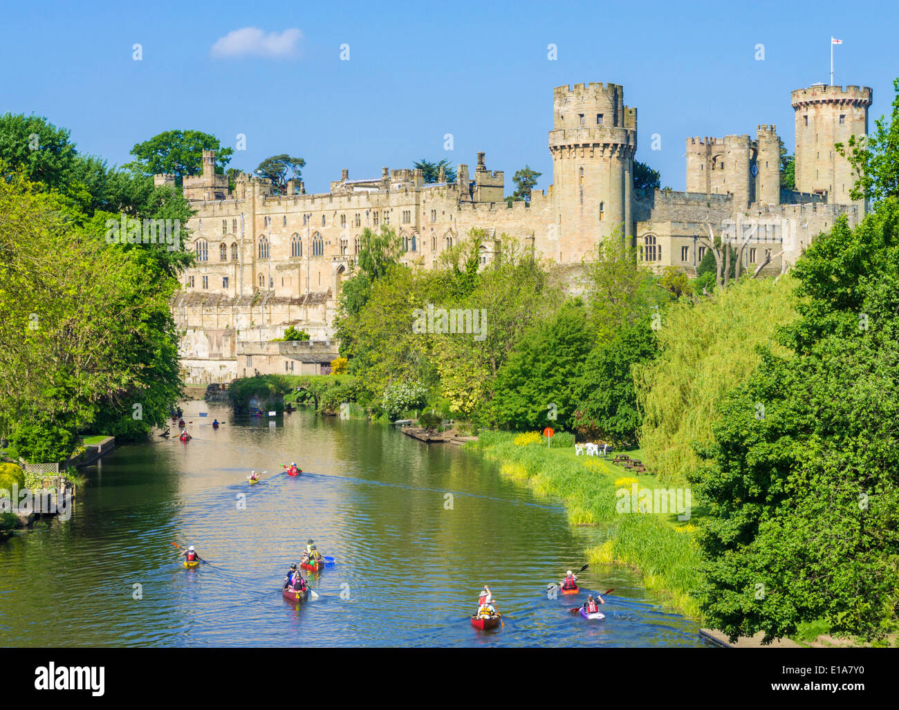 Touristische Kanus, Warwick Castle und Fluss Avon Warwick Warwickshire, England UK GB EU Europa Stockfoto