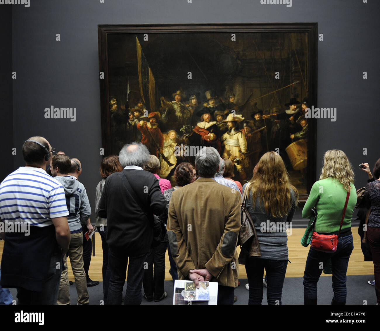 Urlauber, die auf die Nachtwache von Rembrandt (1606-1669). Rijksmuseum. Amsterdam. Niederlande. Stockfoto