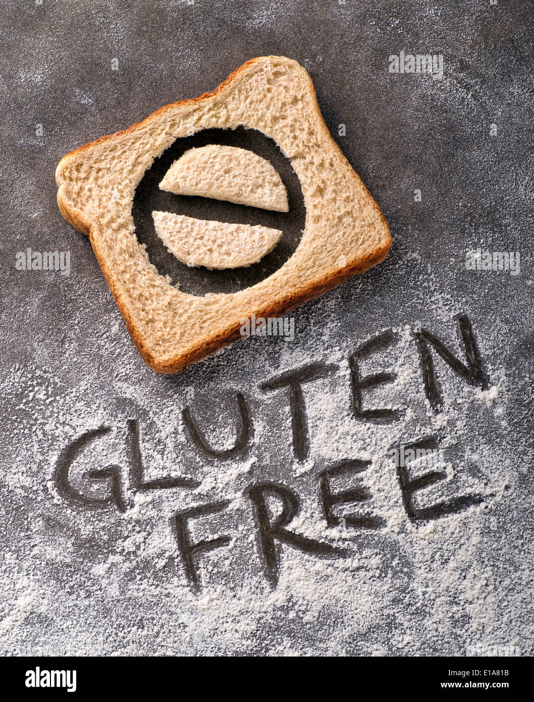 Glutenfreies Brot mit Symbol und Beschriftung in Mehl geschrieben. Stockfoto