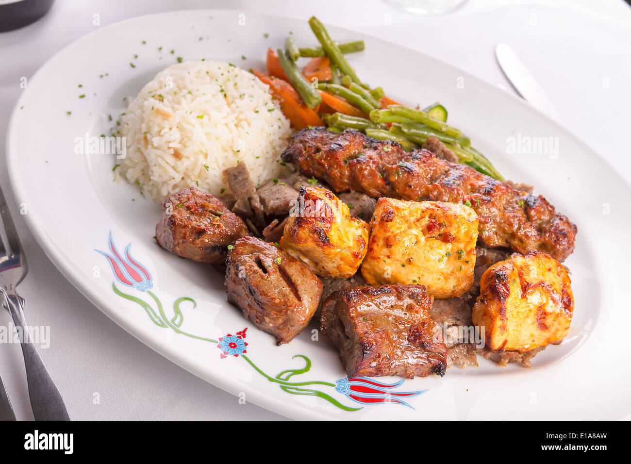 Hühner gemischt, serviert Lamm Adana Shish Kebab serviert auf Gyros ...