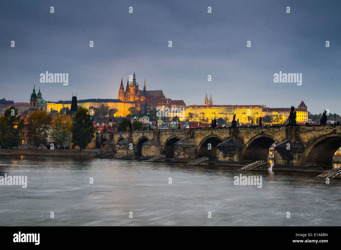 Prager Burg (erbaut im gotischen Stil) und die Karlsbrücke sind die Symbole der tschechischen Hauptstadt im Mittelalter gebaut. Stockfoto