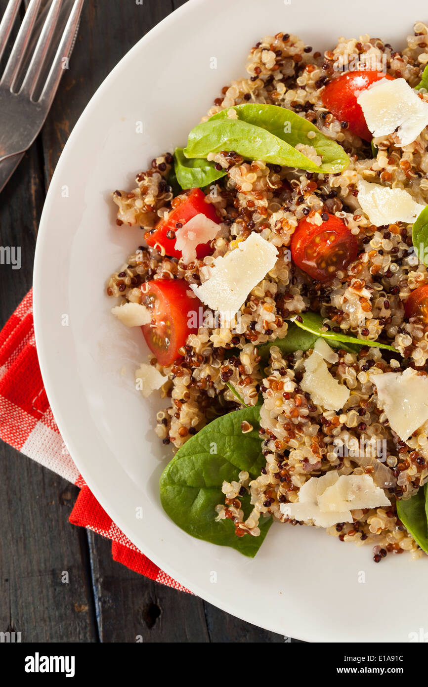 Gesunde vegetarische Quinoa Salat mit Tomaten und Spinat Stockfoto