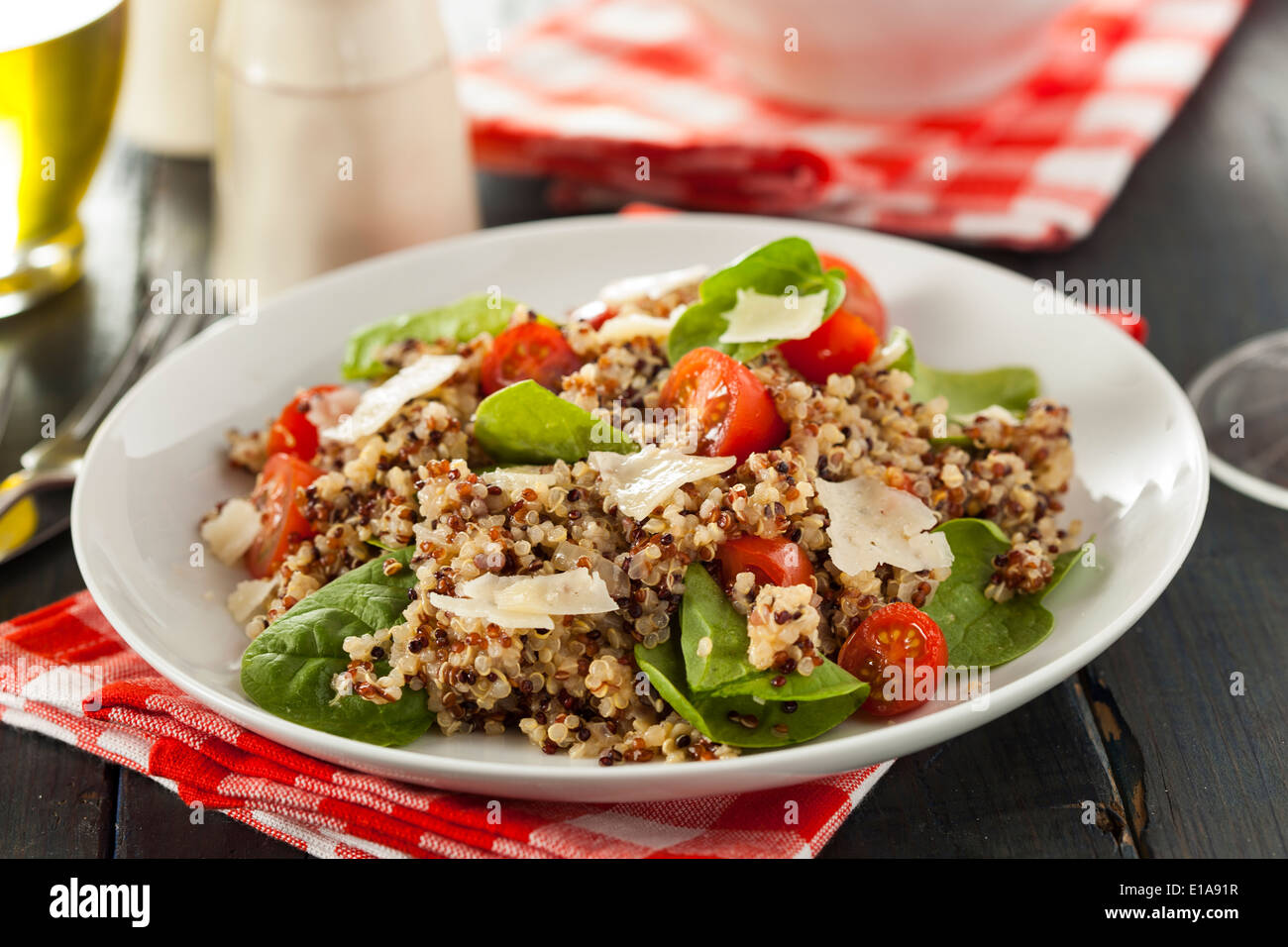 Gesunde vegetarische Quinoa Salat mit Tomaten und Spinat Stockfoto