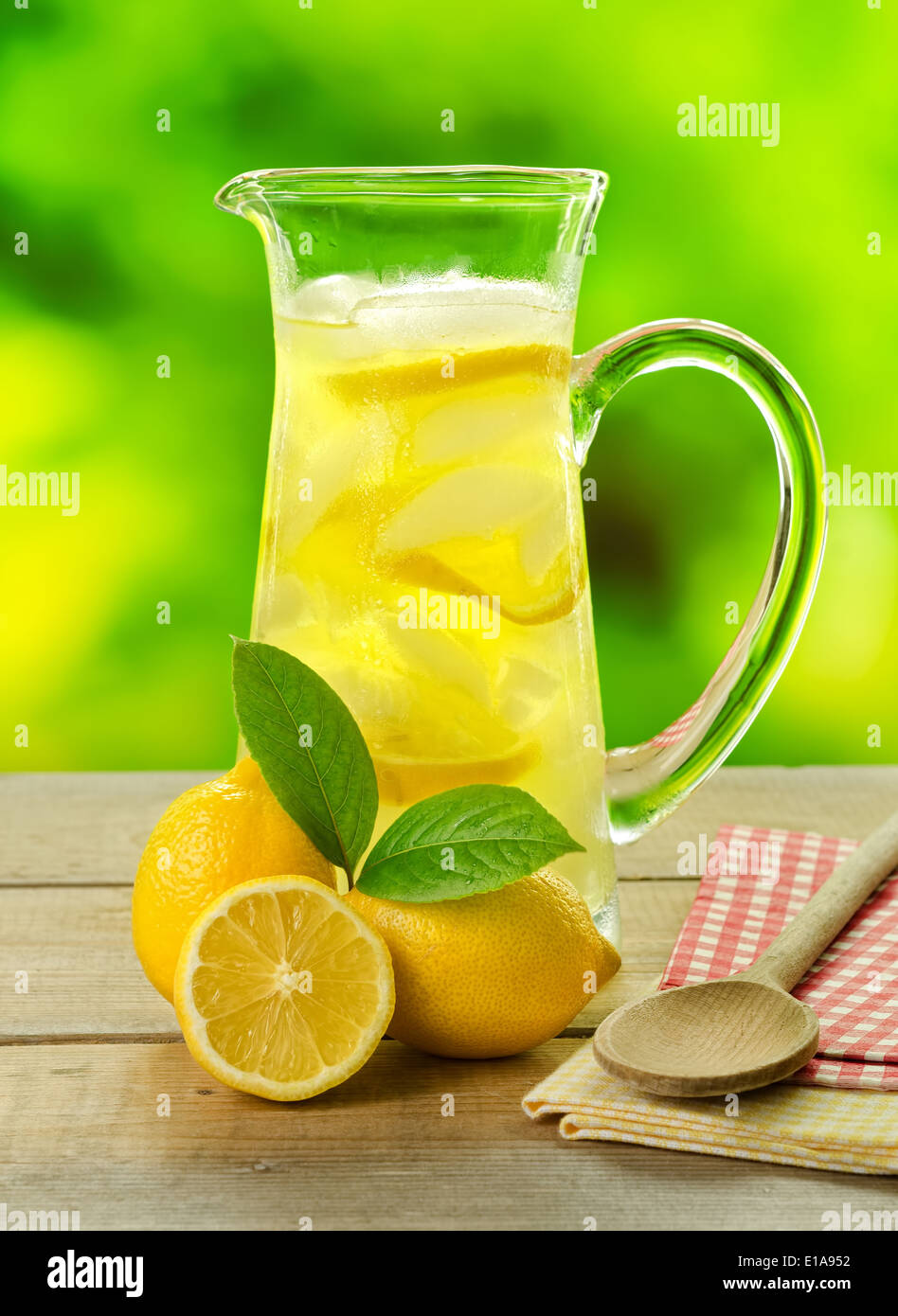 Einem kalten, erfrischenden Krug frischen hausgemachten Limonade. Stockfoto