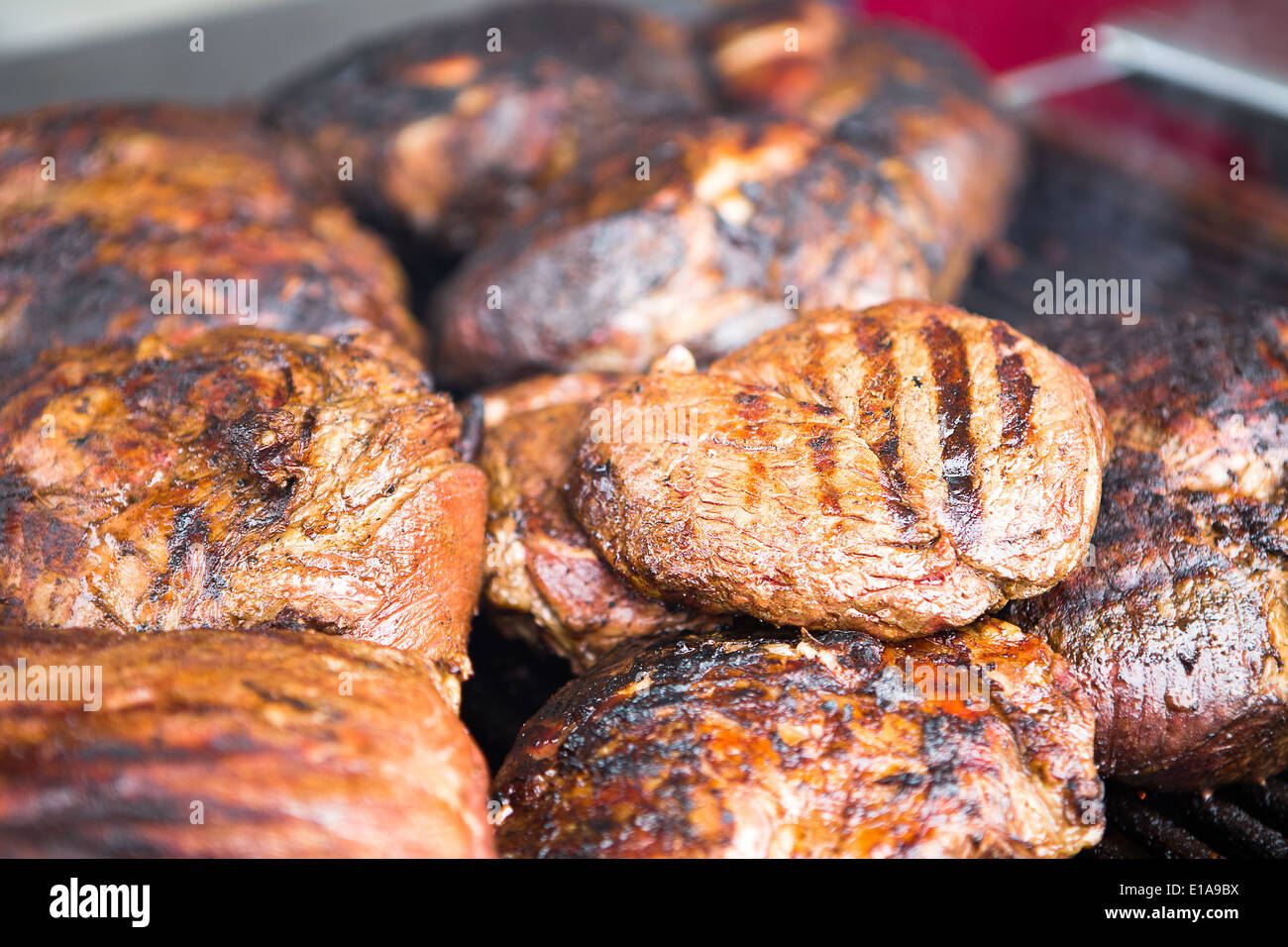 Verschiedene gegrillte ohne Knochen Rib-Eye-Steaks auf einem Grill ruht Stockfoto