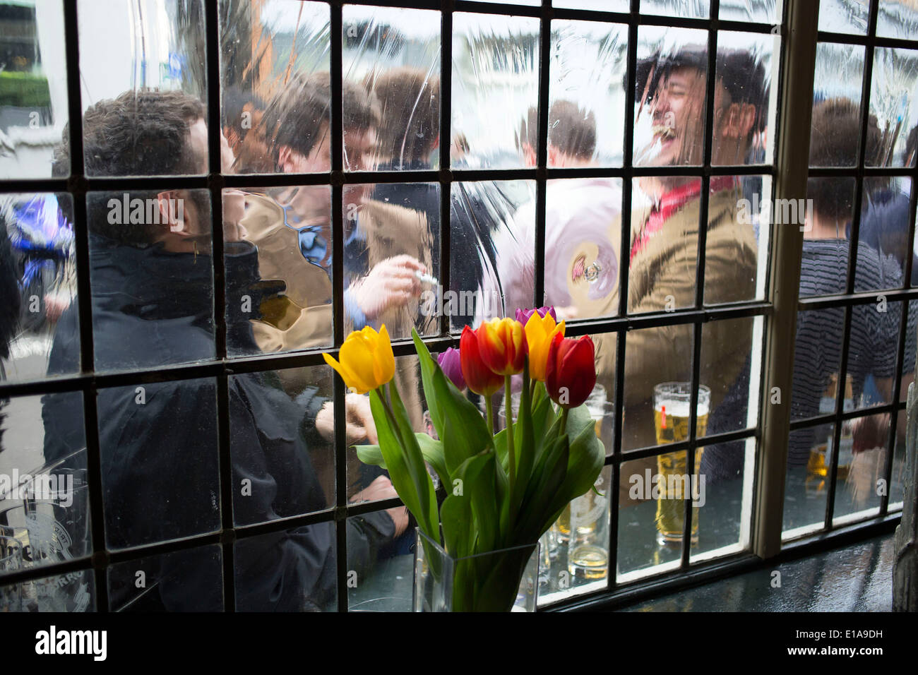 Innen- und Außenansicht des Kunden, trinken und ausgehen im Newman Arms Pub in Fitzrovia, London, UK. Stockfoto