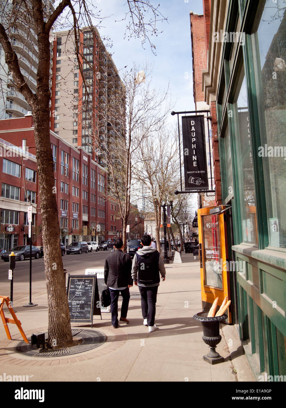 Ein Blick auf den 104. Straße (4th Street Promenade, Speicherstadt) Bereich der Innenstadt von Edmonton, Alberta, Kanada. Stockfoto