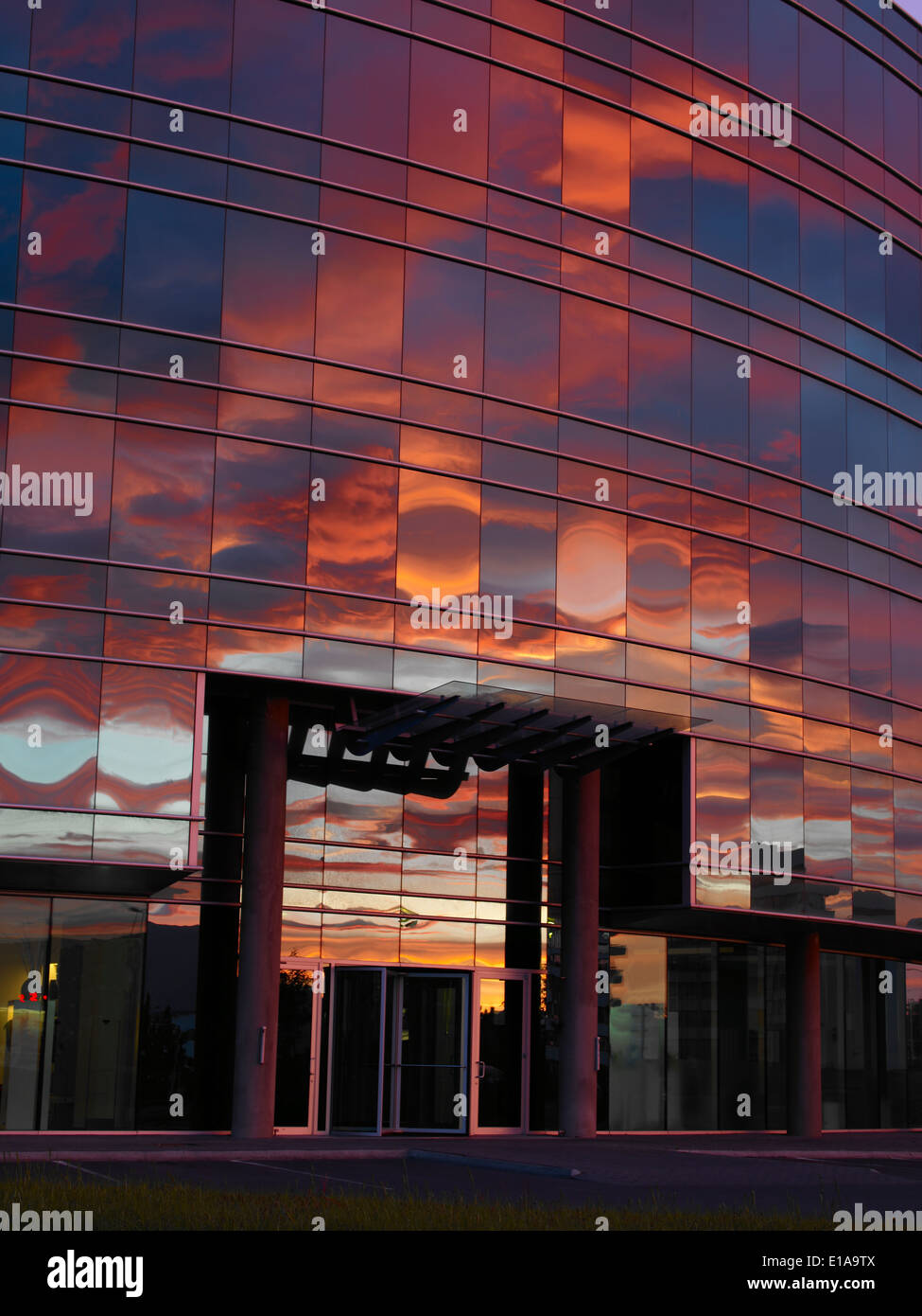 Sonnenuntergang Farben reflektieren im Glasbau, Reykjavik, Island Stockfoto