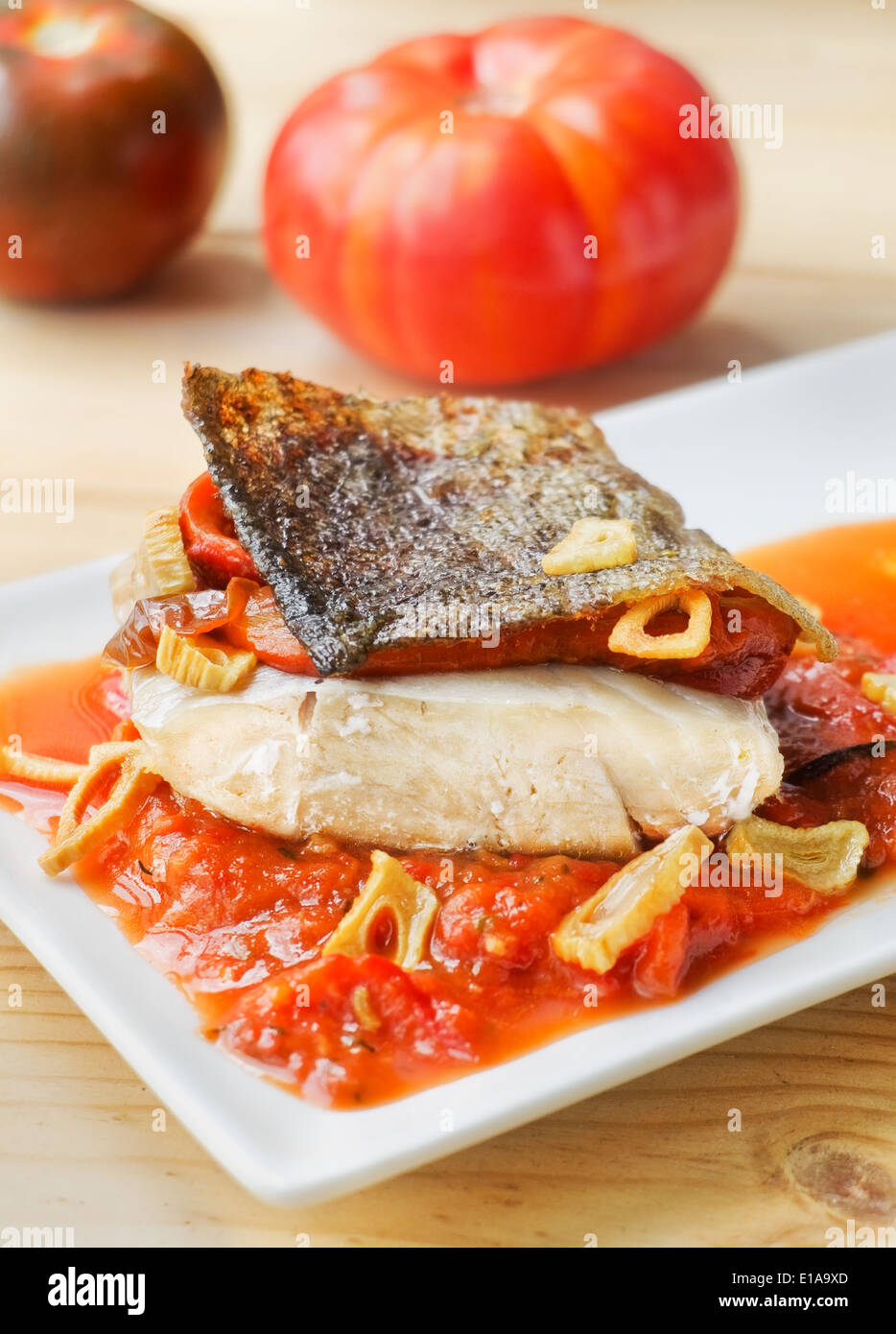 Bacalao ein la Riojana, Cod Rioja-Stil, Spanien Kochkunst. Stockfoto