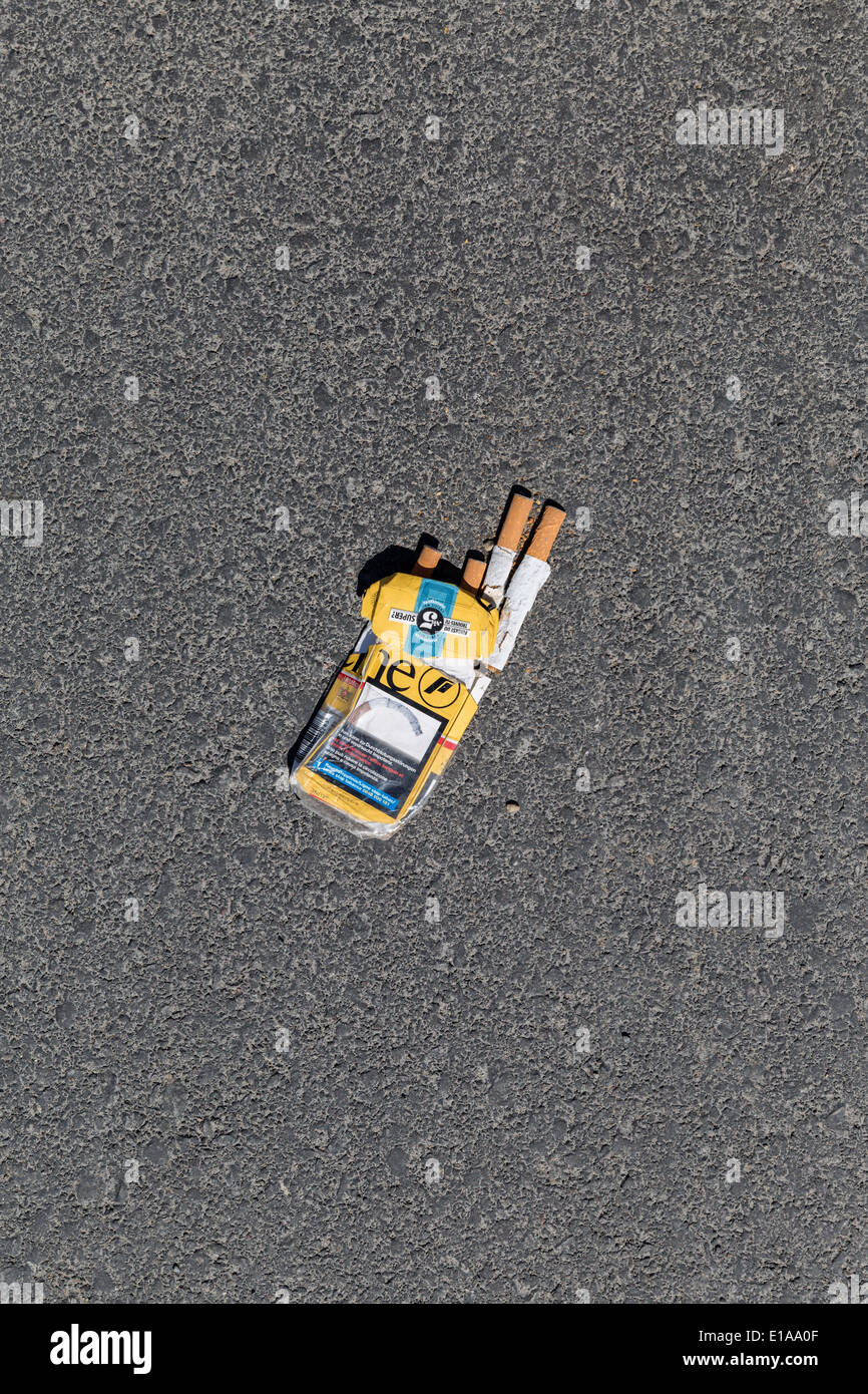 Zerstörte Jaune-Zigarette-Paket Stockfoto