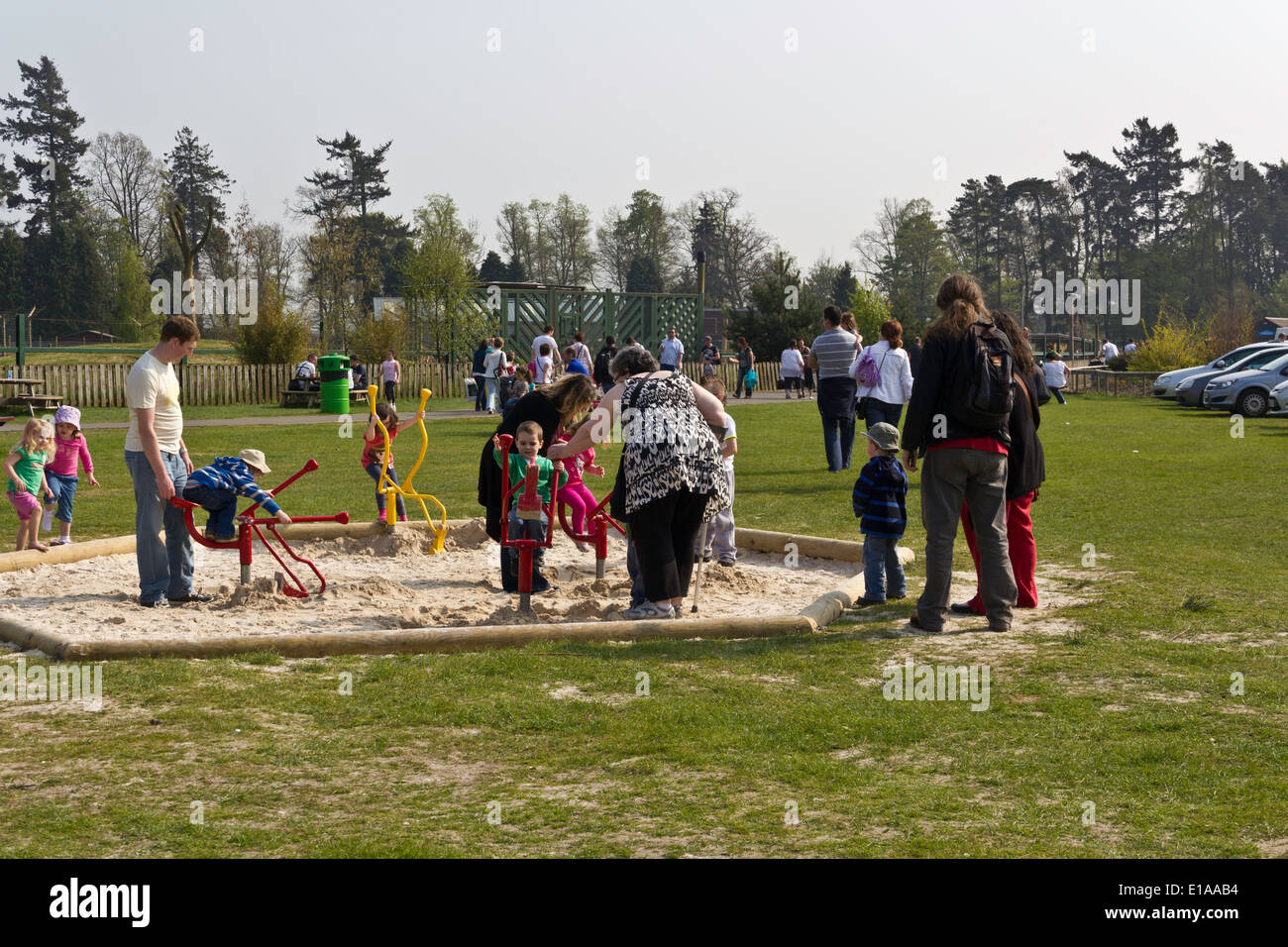 Kinder spielen im Blair Drummond Safari Park, in einer Sandgrube. Neben Tieren gibt es zahlreiche Fahrgeschäfte und andere Kinderkram Stockfoto