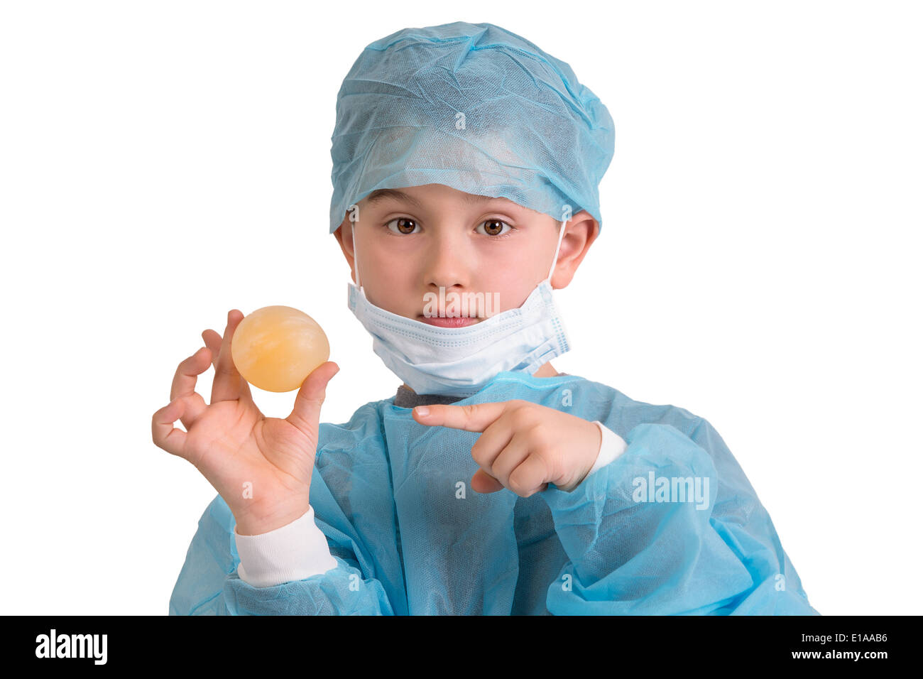 Show And Tell, scheuert sich Dritte Klasse Grundschule Kind betrachten Sie und zeigt seinem bouncy Ei-Projekt in seinem Arzt Stockfoto