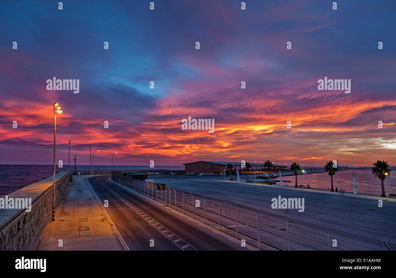 Blick vom Hafen von Alicante in der Nacht. Spanien Stockfoto