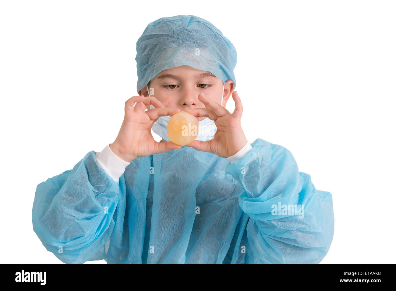 Dritte Klasse Grundschule Kind betrachten seiner federnden Ei-Projekts in seinem Arzt Scrubs – Die Anfänger Stockfoto