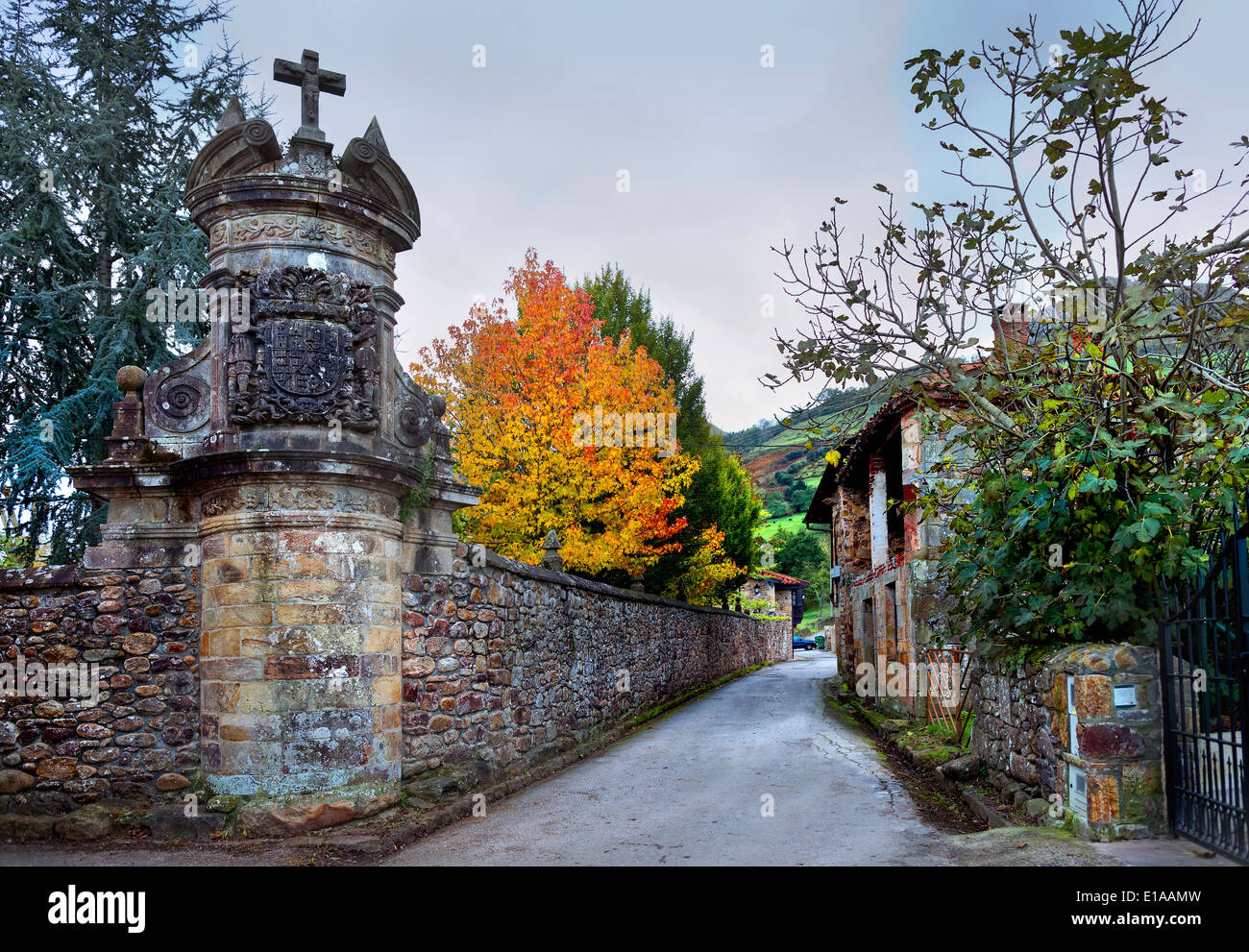 Altes Haus in Kantabrien. Farben des Herbstes. Stockfoto