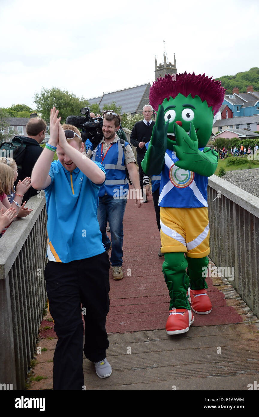 Aberaeron, Wales, UK. 28. Mai 2014.  Danial Owen 11 bringt die Königin Baton über die Holzbrücke im Aberaeron von Wales als es Gos. rund um den Hafen ab 13:30 auf der 18 kann 2014 Credit: Andrew Chittock/Alamy Live-Nachrichten Stockfoto