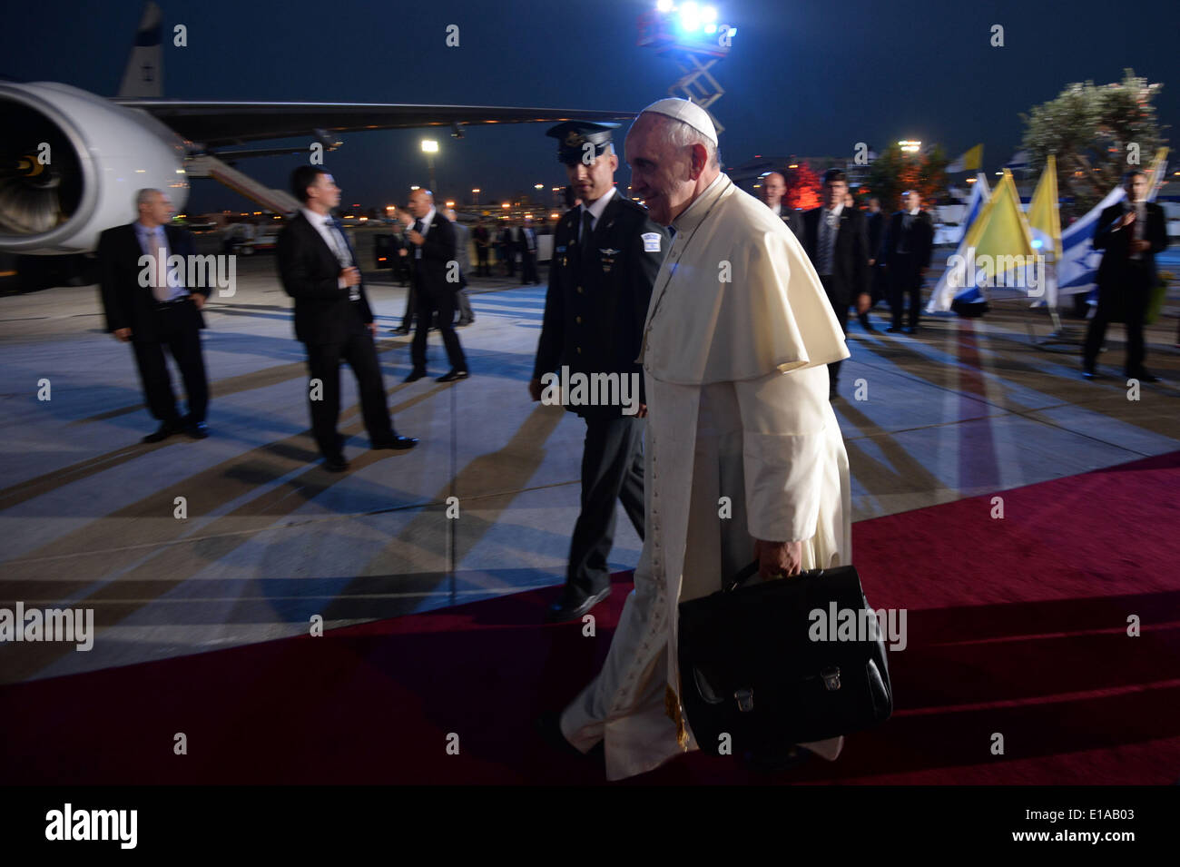 Tel Aviv, Israel. 26. Mai 2014. Papst Francis fährt er am internationalen Flughafen Ben Gurion in Tel Aviv, Israel am 26. Mai 2014. Des Vatikans Papst Francis verließ Israel am Montag auf seiner letzten Etappe einer regionalen Tour, die ihn in den palästinensischen Gebieten und Jordanien nahm. © Kobi Gideon/NurPhoto/ZUMAPRESS.com/Alamy Live-Nachrichten Stockfoto
