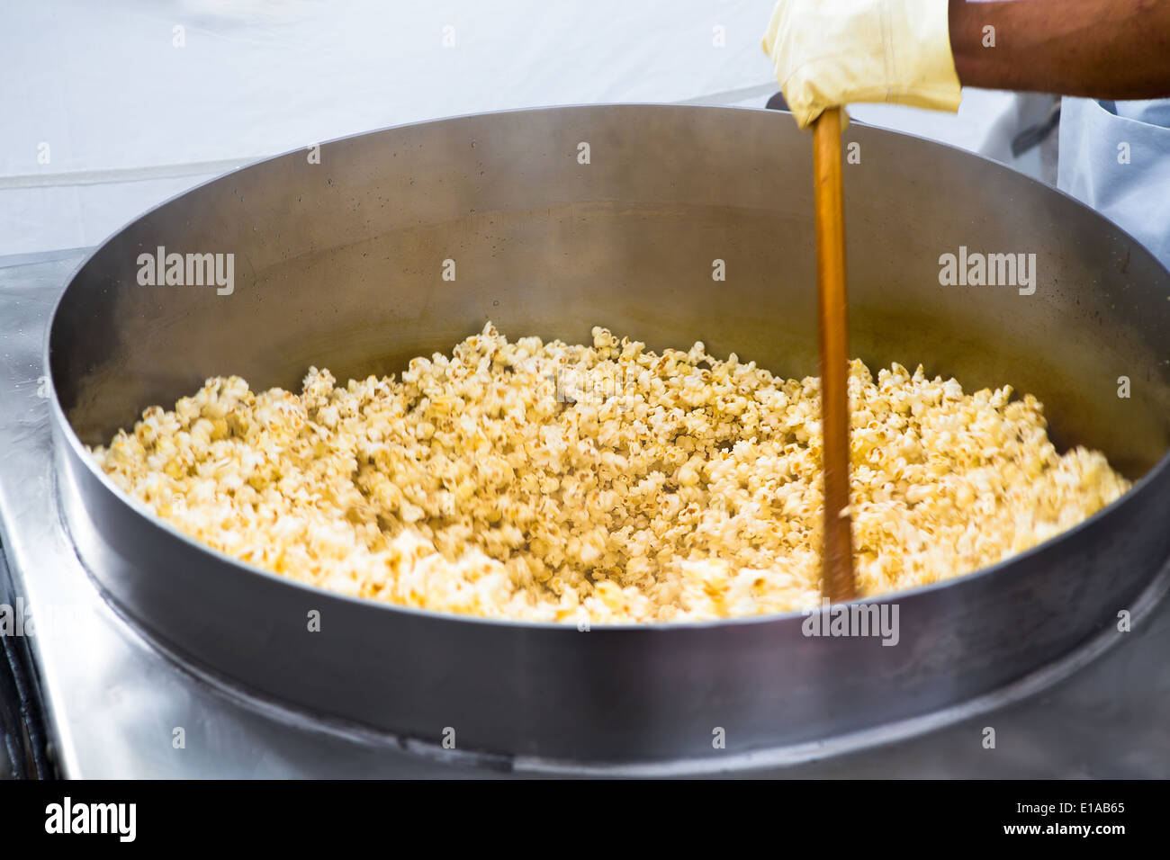 Zwirbelte Popcorn in die große Pfanne, verrückt und knallende Stockfoto