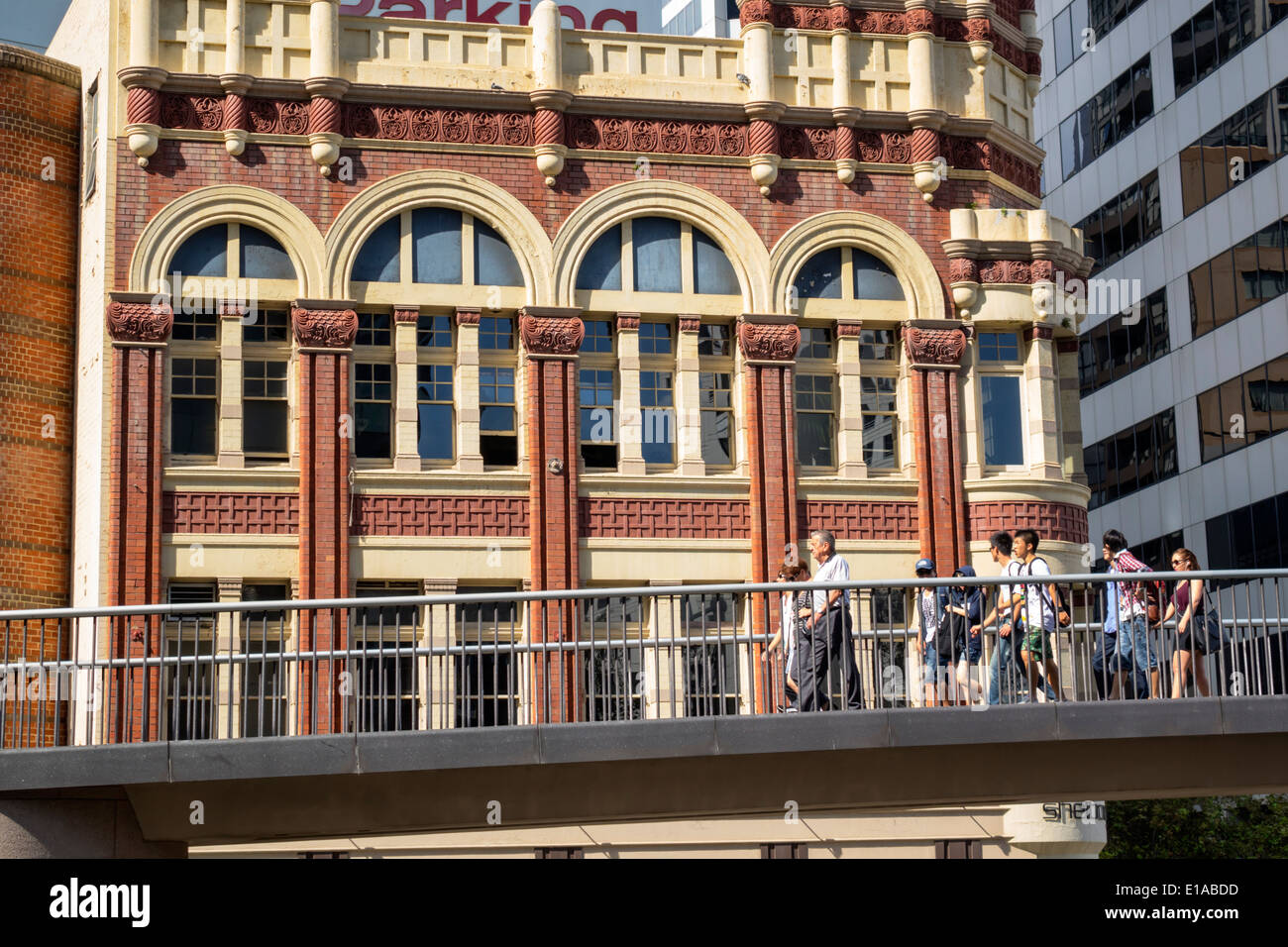 Sydney Australien, erhöhter Fußweg, Gehweg, Pyrmont Bridge, Shelbourne, Hotel, Hotel, Hotels, Gebäude, Mann, Männer, Frauen, Frauen, Wandern, Sussex Street Stockfoto