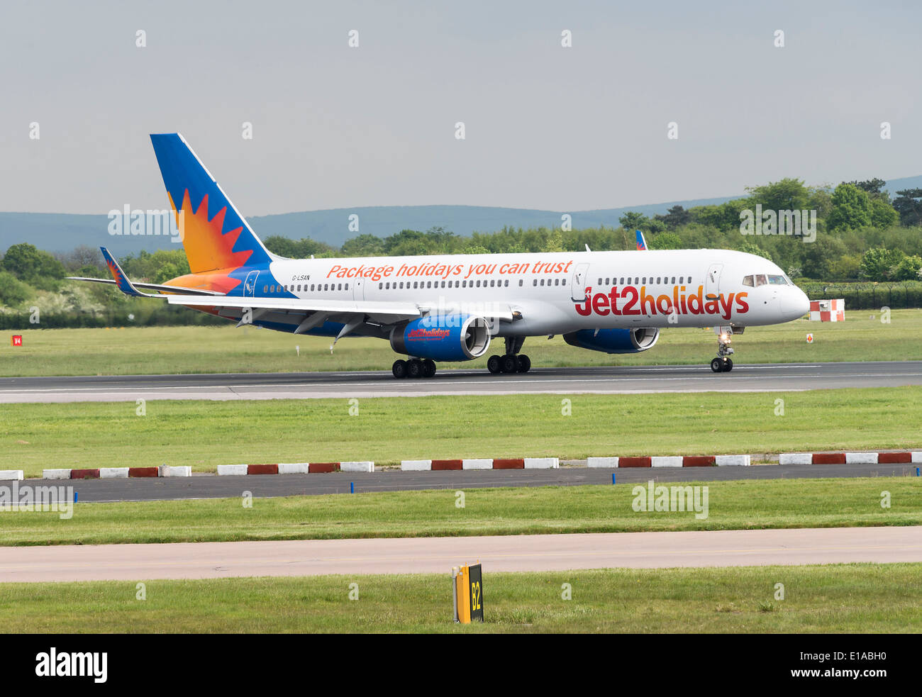 Jet2.com Boeing 757-200 Serie Verkehrsflugzeug G-LSAN landet auf dem internationalen Flughafen Manchester England Vereinigtes Königreich UK Stockfoto