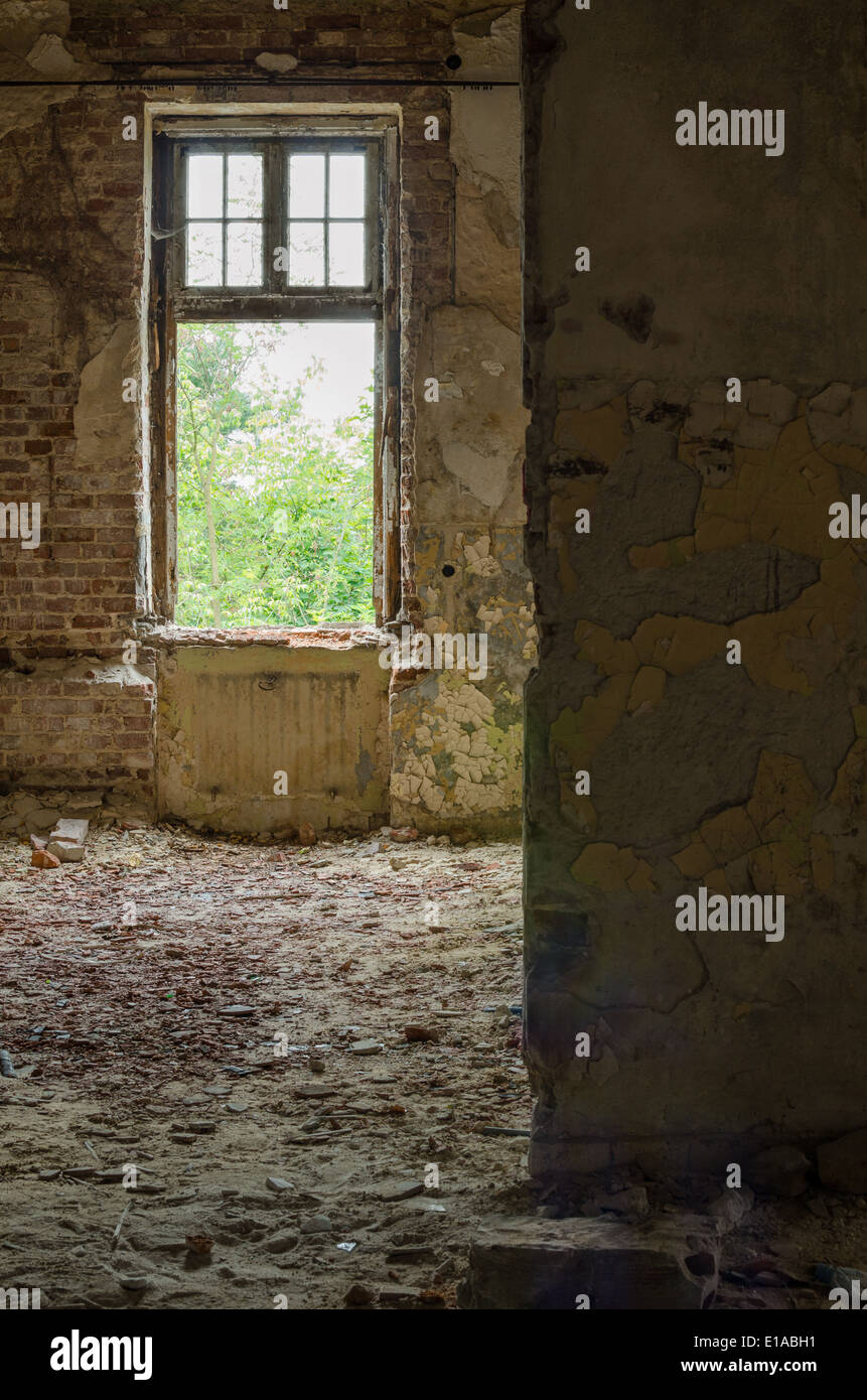 Interieur mit großen Fenster im Dewastated Innenraum Stockfoto