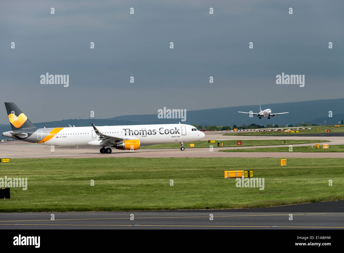 Thomas Cook Airlines Airbus A321-211 Winglets Verkehrsflugzeug G-TCDF Taxxiing für Abflug am Flughafen Manchester England UK Stockfoto