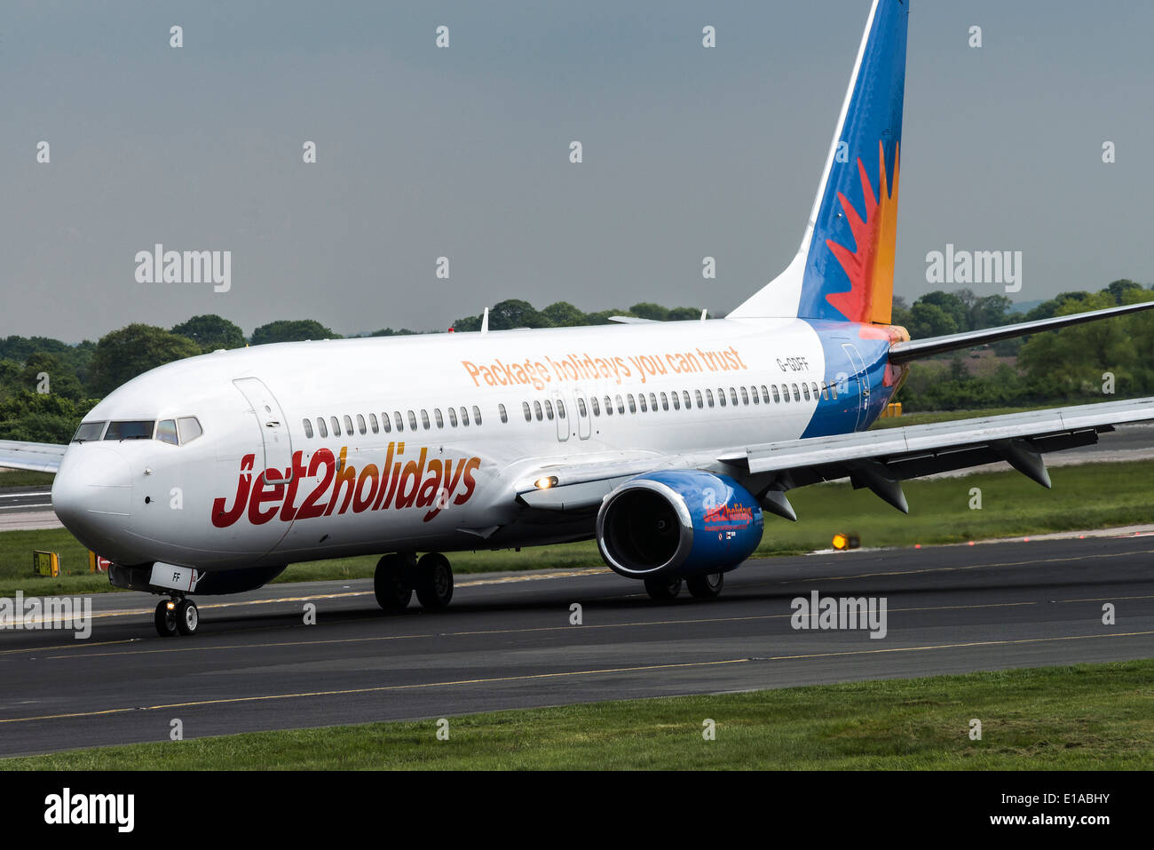 Jet2.com Boeing 737 - 85P Serie Verkehrsflugzeug G-GDFF Rollen am internationalen Flughafen Manchester England Vereinigtes Königreich UK Stockfoto