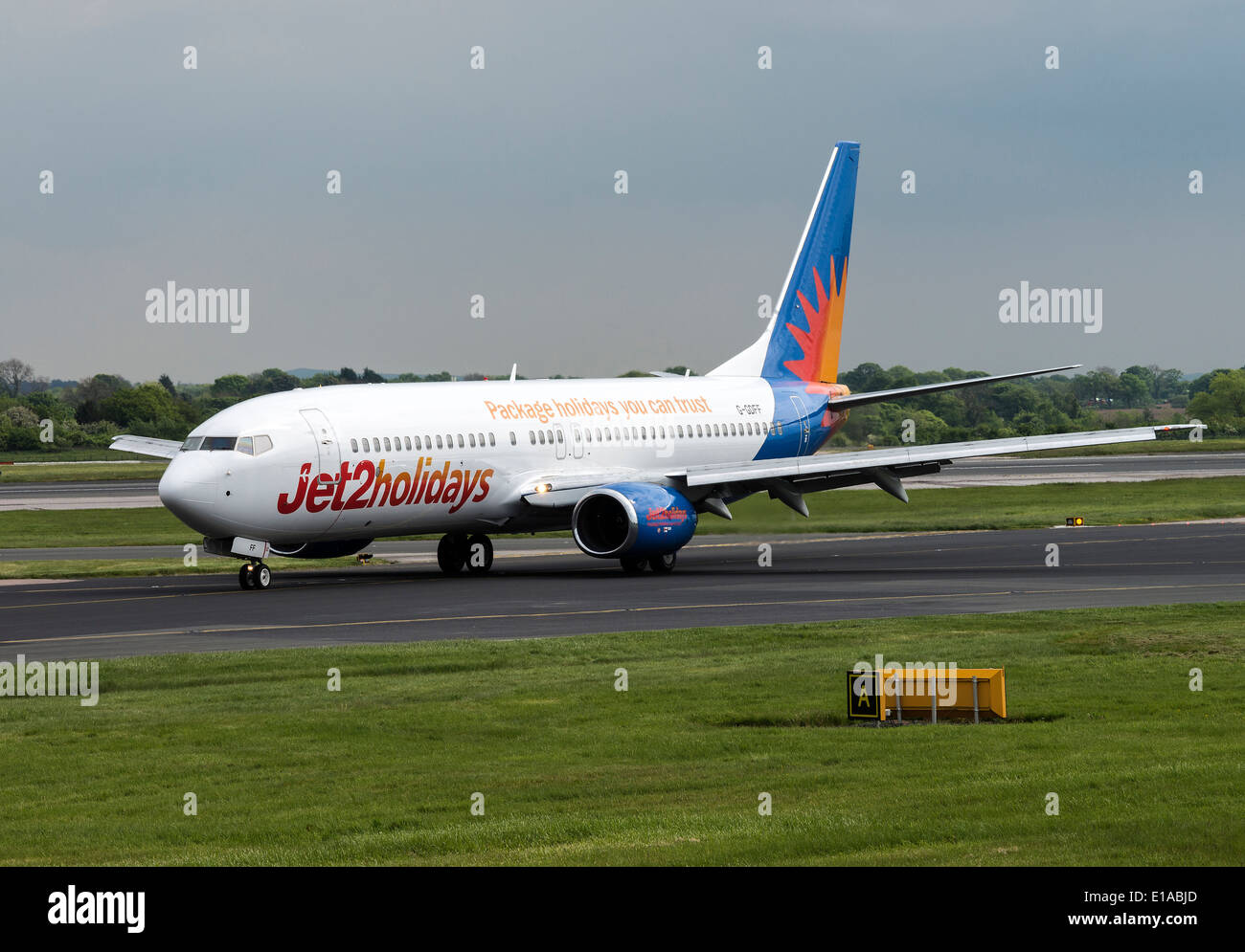 Jet2.com Boeing 737 - 85P Serie Verkehrsflugzeug G-GDFF Rollen am internationalen Flughafen Manchester England Vereinigtes Königreich UK Stockfoto