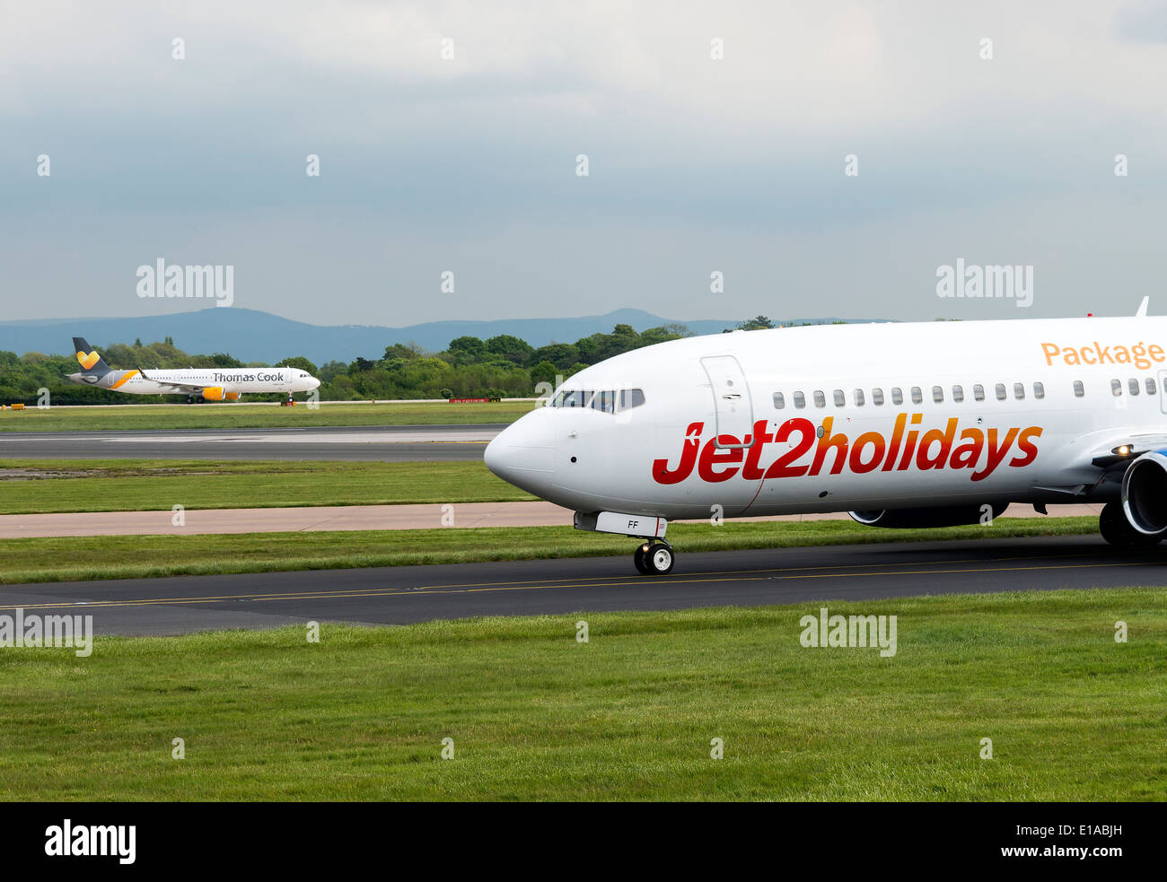 Jet2.com Boeing 737 - 85P Serie Verkehrsflugzeug G-GDFF Rollen am internationalen Flughafen Manchester England Vereinigtes Königreich UK Stockfoto