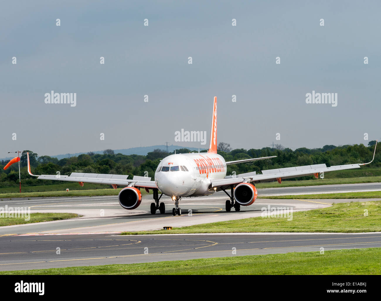 EasyJet Airline Airbus A320-214-Verkehrsflugzeug G-EZWH Taxxiing bei der Ankunft am internationalen Flughafen Manchester England UK Stockfoto