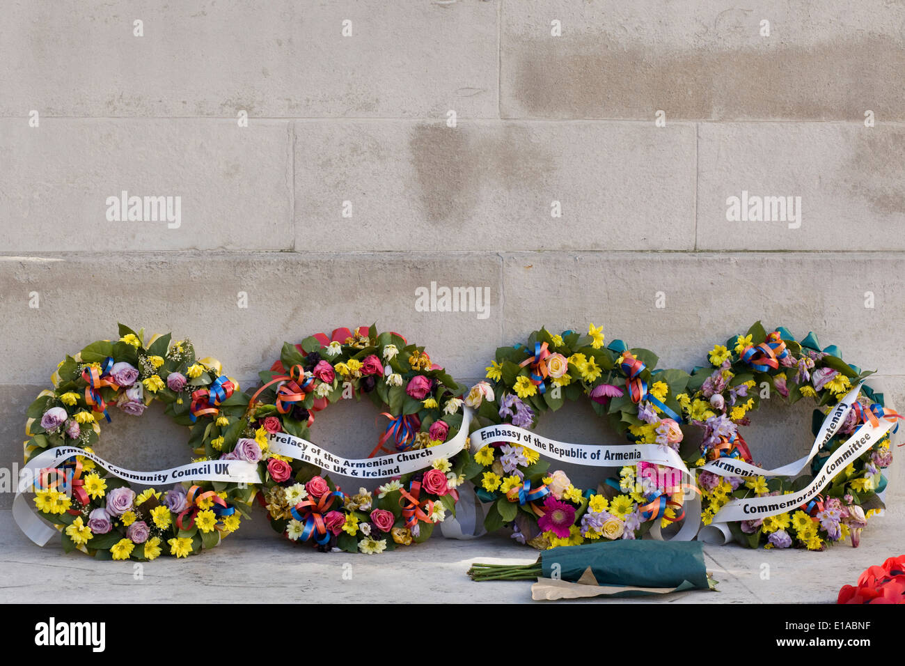 Kränze niedergelegt für die armenische Republik in London England Stockfoto