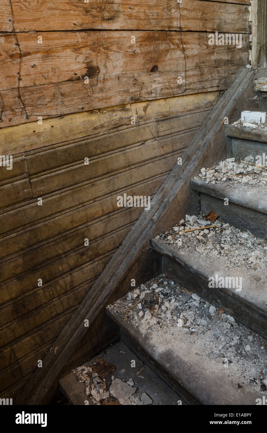 alten zerstörten Treppe im verlassenen Haus Stockfoto