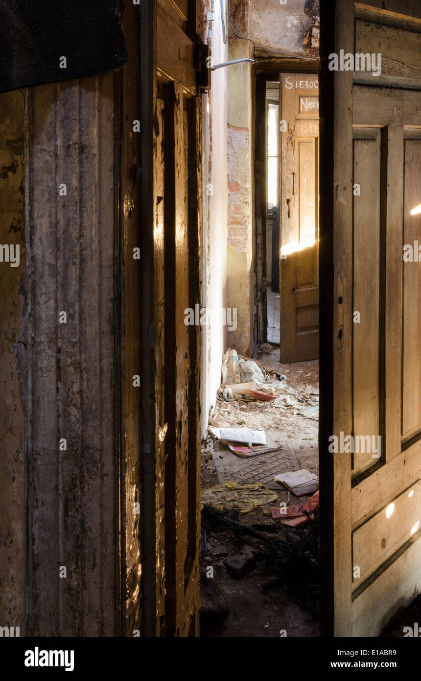 geöffnete Tür in alten zerstörten Haus Stockfoto