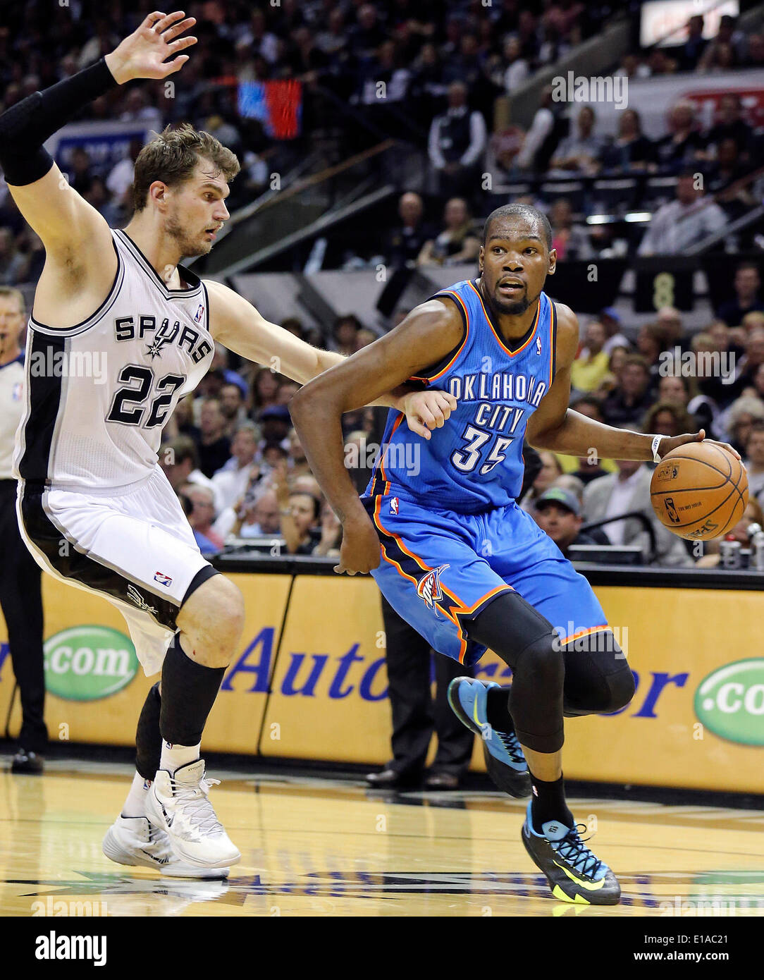 21. Mai 2014 - San Antonio, TEXAS, USA - San Antonio Spurs Tiago Splitter verteidigt Oklahoma City Thunder Kevin Durant während erste Halbzeit Aktion Spiel 2 in der Western Conference Finals Mittwoch, 21. Mai 2014 in der Mitte des AT&T. (Kredit-Bild: © San Antonio Express-News/ZUMAPRESS.com) Stockfoto