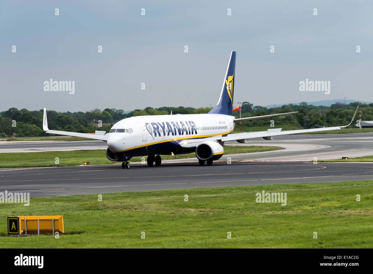 Ryanair Boeing 737-8AS Winglets Airliner EI-DLD Rollen an Manchester Flughafen England Vereinigtes Königreich UK Stockfoto