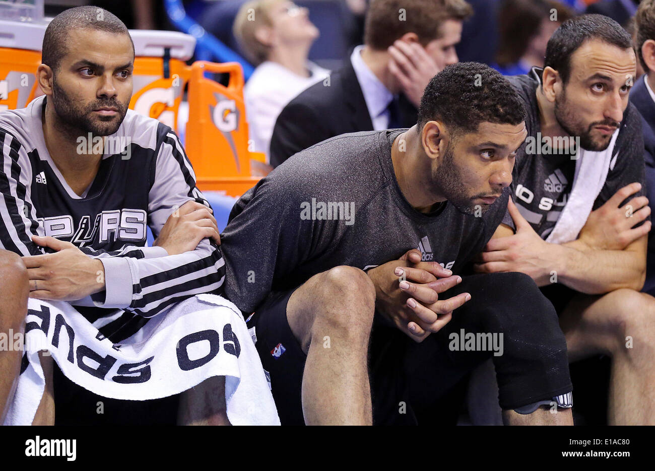 27. Mai 2014 beobachten - Oklahoma City, OKLAHOMA, USA - San Antonio Spurs Tony Parker (von links), Tim Duncan und Manu Ginobili zweiten Hälfte Action in Spiel 4 der Western Conference Finals gegen die Oklahoma City Thunder von der Bank Dienstag, 27. Mai 2014 in Chesapeake Energy Arena in Oklahoma City, OK. (Kredit-Bild: © San Antonio Express-News/ZUMAPRESS.com) Stockfoto