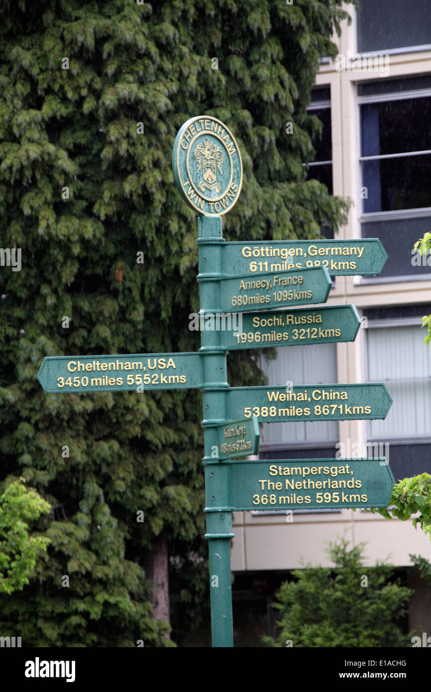 Sign Post Cheltenham Gloucestershire Stockfoto