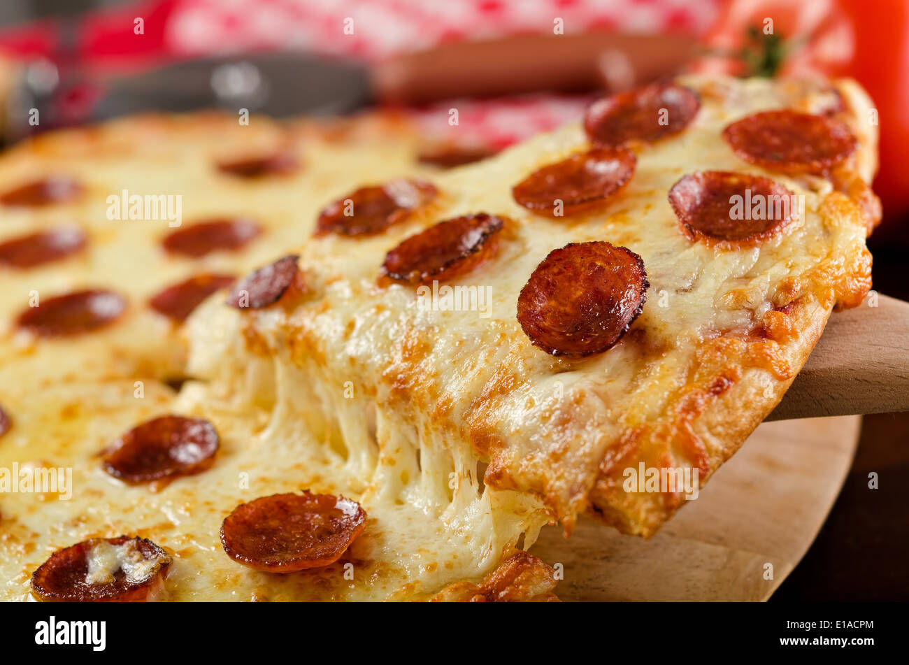 Ein Stück frisch gebackenen Peperoni Pizza geschmolzen Käse ziehen. Stockfoto