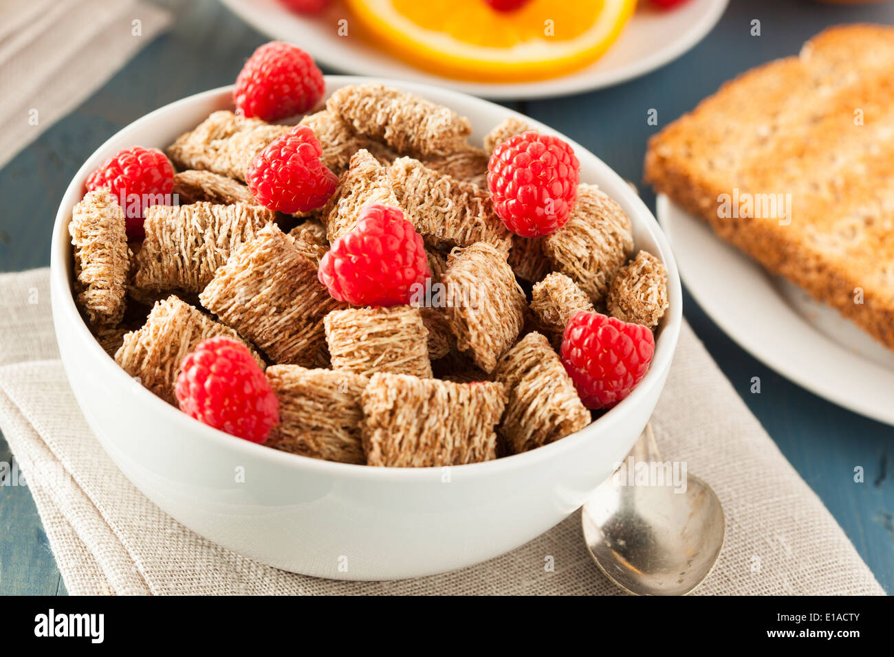 Gesundes Vollkorn geschreddert Müsli mit Obst zum Frühstück Stockfoto