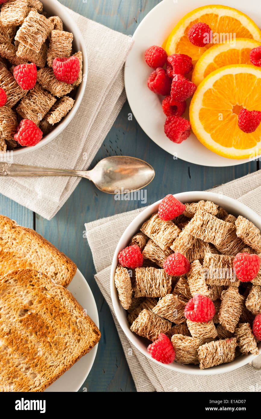 Gesundes Vollkorn geschreddert Müsli mit Obst zum Frühstück Stockfoto