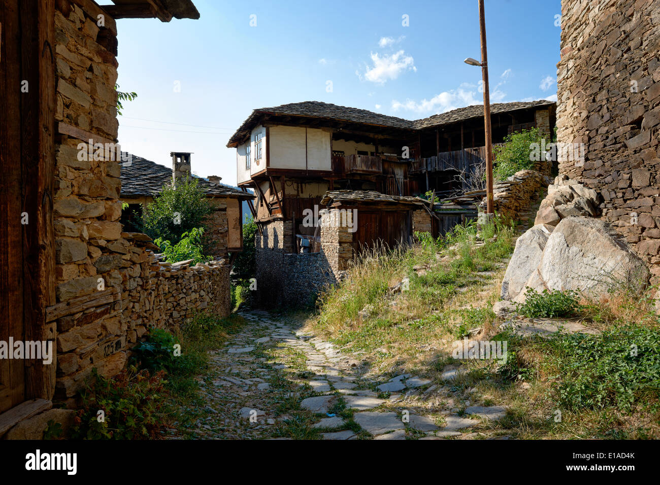 Straße mit alten Häusern in Kovatchevitsa Dorf, Bulgarien Stockfoto
