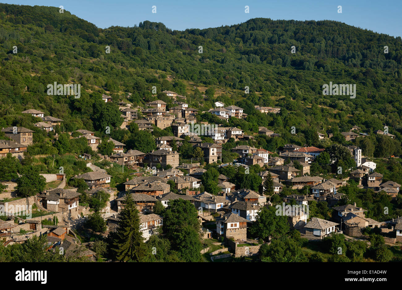 Landschaftsansicht Kovatchevitsa Dorf in Bulgarien Stockfoto
