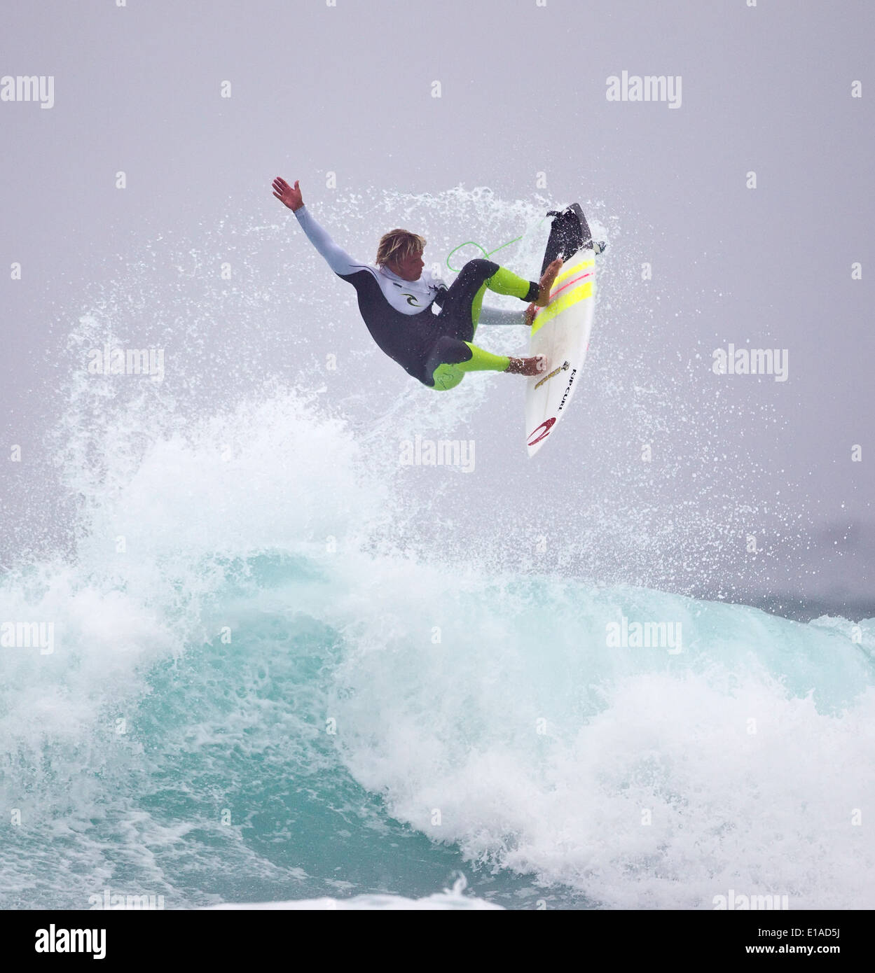 In der Luft Surfer springen auf einer Welle an der Sennen Cove Beach West Cornwall UK Stockfoto