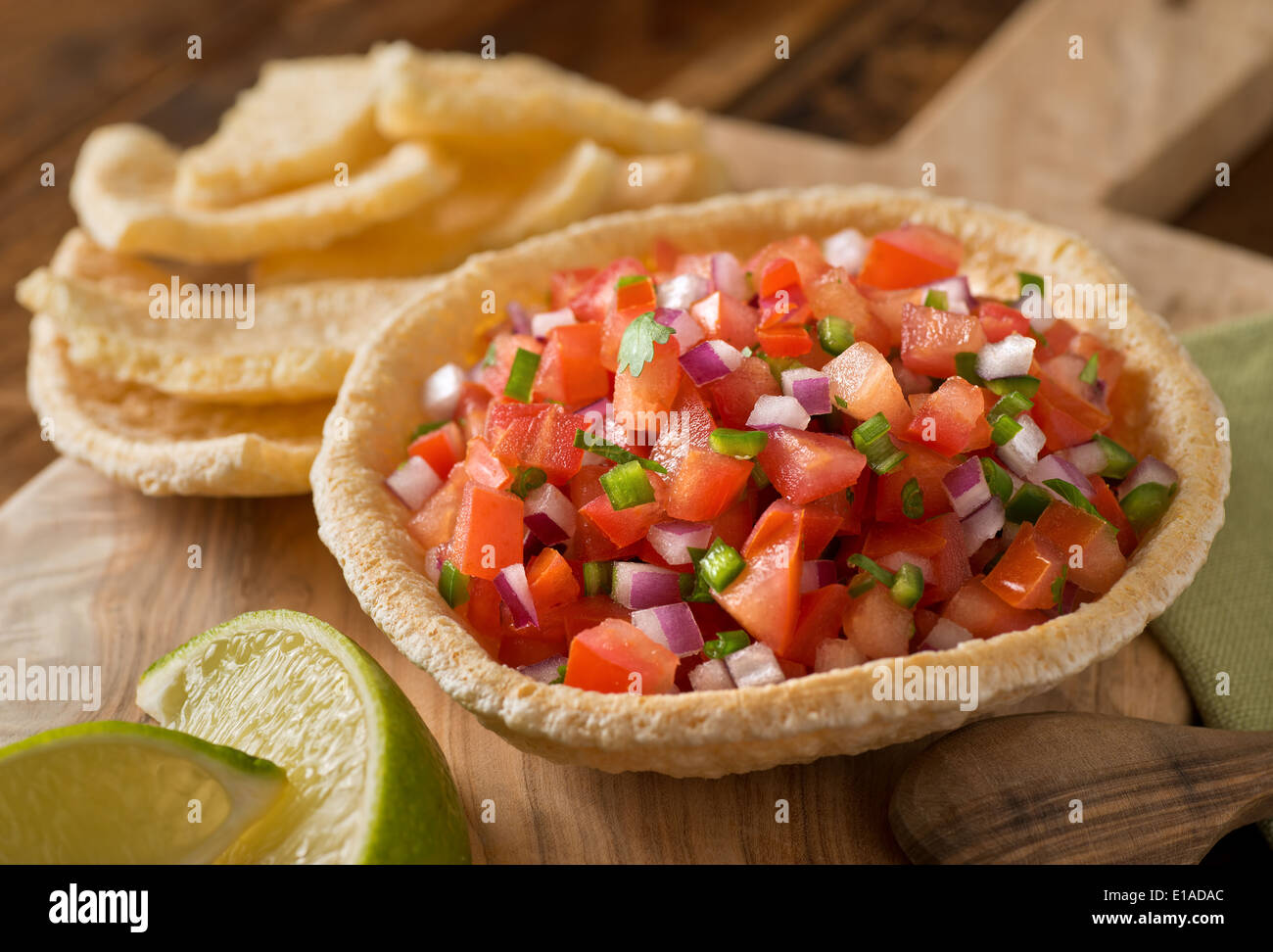 Frische Tomaten-Salsa mit Serrano Pfeffer, roten Zwiebeln, Frühlingszwiebeln, Limette und Koriander in einer Tortilla-Schale. Stockfoto