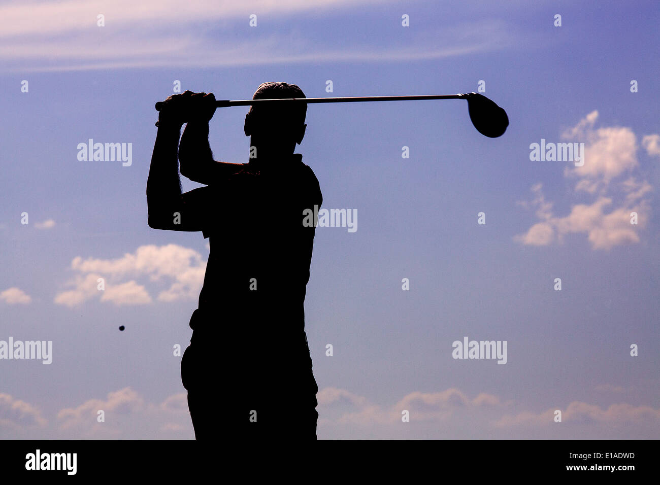 Silhouette der Golfspieler am Ende seine Schaukel in Hauptstädten Golf Club, Litauen Stockfoto