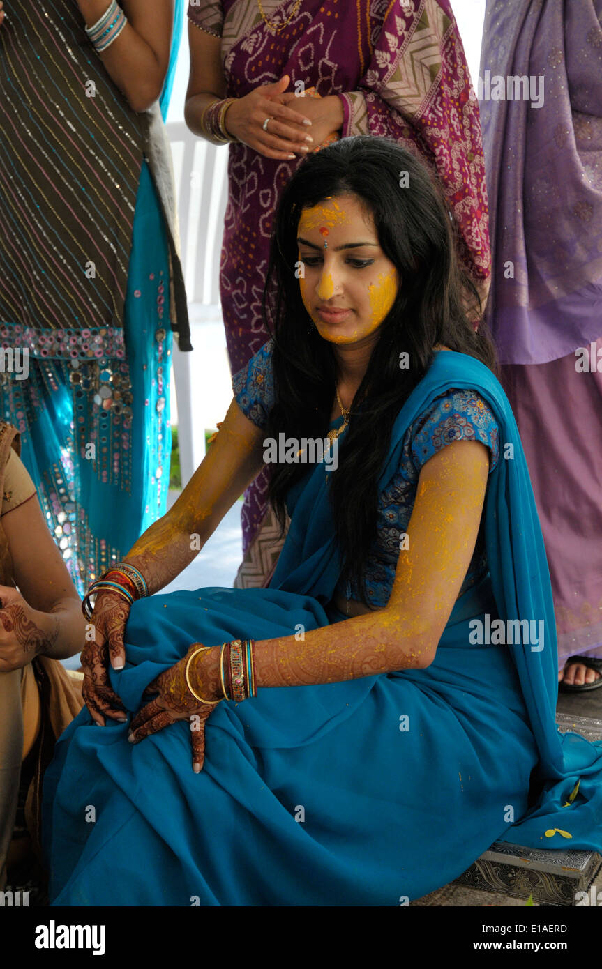 Schöne indische Braut, während eine Pithi oder Vidhi Pre-Hochzeits-Zeremonie zu sitzen. Stockfoto